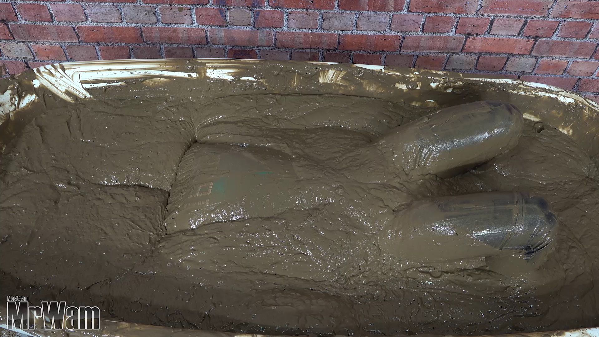 mr-wam--aidens-messy-mud-bath_main.jpg
